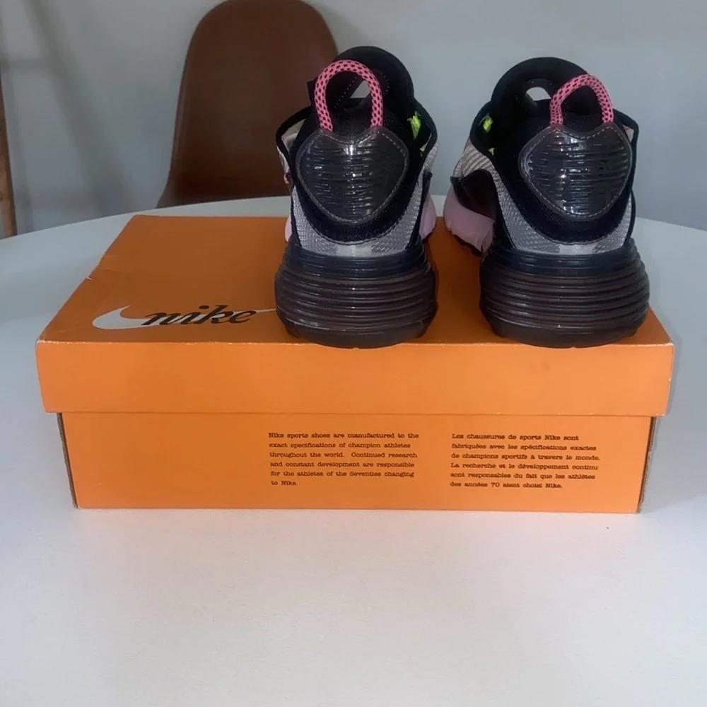 Nike Women's Sneakers in Black, Pink, and Gray - Picture 5 of 9